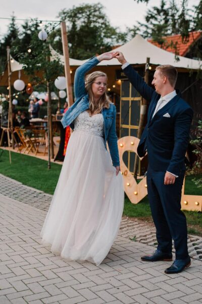 Wat doe je als je niet graag in het middelpunt van de aandacht staat? Dan organiseer je een super relaxte bruiloft. Robert en Larissa laten zien hoe zij dit hebben gedaan. En dat wil je echt zien! www.girlsofhonour.nl